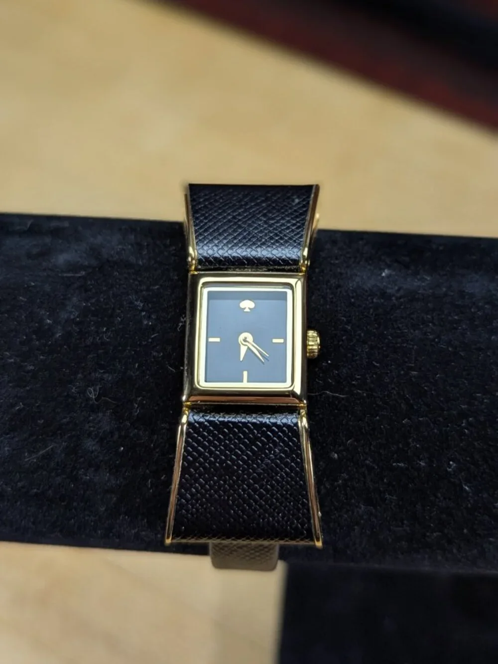 Kate Spade New York Kenmare Bow Watch – Black Saffiano Leather – Gold Tone – Run